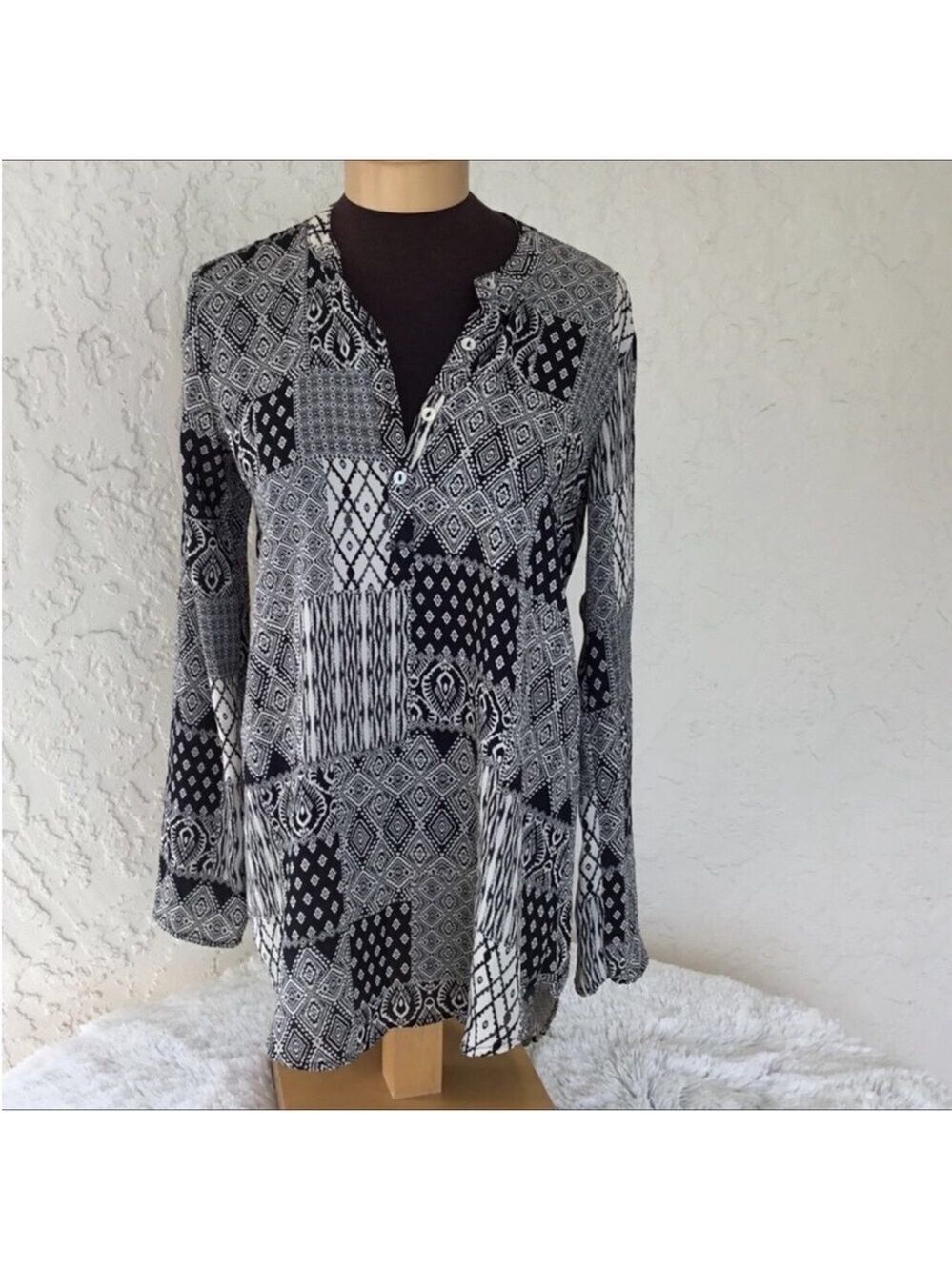 About a girl roll sleeve blouse Woman’s size
Medium black & cream lightw…